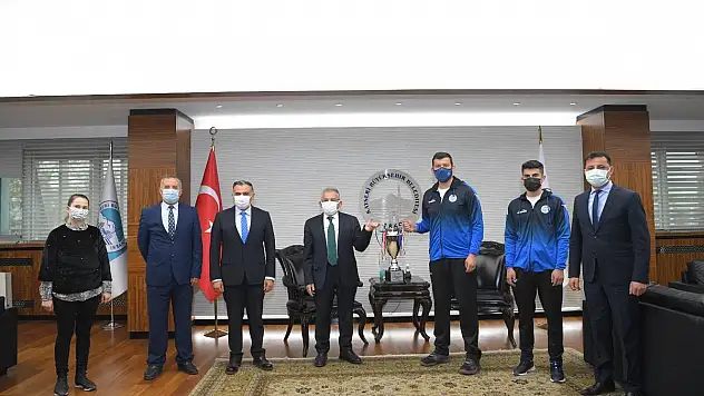 BAŞKAN CABBAR VE DEVELİ BELEDİYESİ VOLEYBOL TAKIMINDAN BAŞKAN BÜYÜKKILIÇ'A ZİYARET