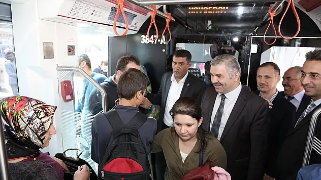 Başkan Çelik, yeni raylı sistem araçlarına bindi ve halkın görüşlerini aldı