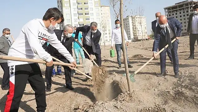 BAŞKAN ÇOLAKBAYRAKDAR, MEVLİD KANDİLİ'NDE ÖĞRENCİLERLE AĞAÇ DİKTİ