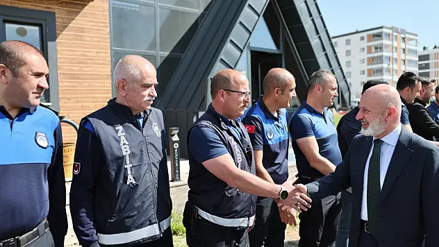 Başkan Çolakbayrakdar sahada personelle buluştu
