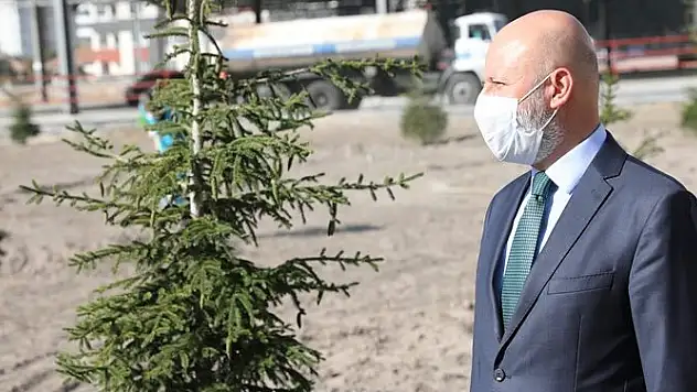 -BAŞKAN ÇOLAKBAYRAKDAR, TIP ÖĞRENCİLERİYLE BİRLİKTE AĞAÇ DİKTİ