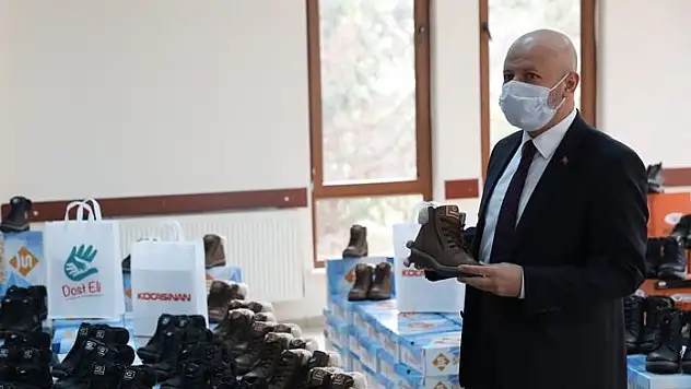 BAŞKAN ÇOLAKBAYRAKDAR'DAN İHTİYAÇ SAHİPLERİNE AYAKKABI DESTEĞİ