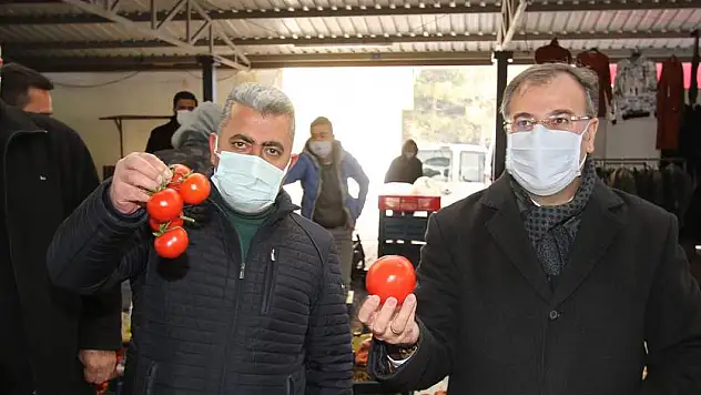 BAŞKAN ÖZDOĞAN İLÇE PAZAR ESNAFINI ZİYARET ETTİ