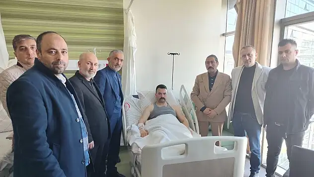 Başkan Özocak'tan yaralı özel harekat polisine moral ziyareti