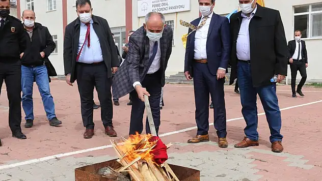 BAŞKAN ÖZTÜRK NEVRUZU KUTLADI, HALKA FİDAN DAĞITTI