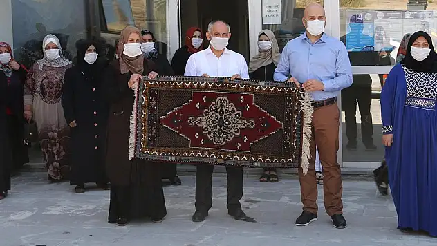BAŞKAN ÖZTÜRK'TEN HALI DOKUMA KURSUNA ZİYARET