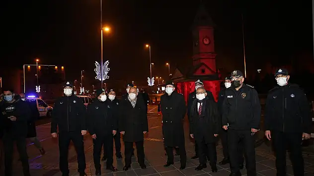BAŞKAN VE VALİDEN GÖREVLİLERE HEM MORAL, HEM DE YENİ YIL ZİYARETİ