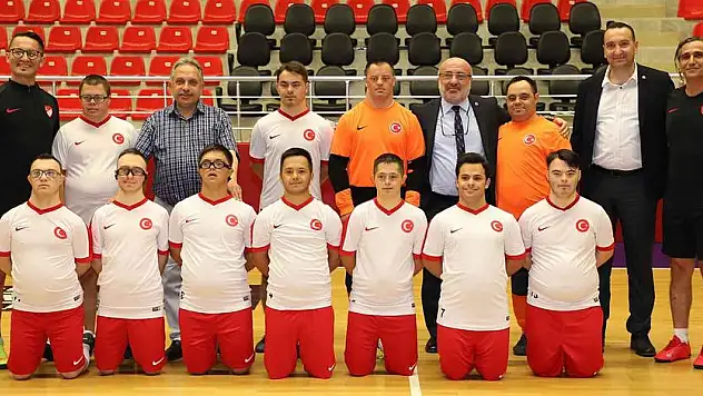 BAŞKAN YALÇIN VE REKTÖR KARAMUSTAFA'DAN FUTSAL MİLLİ TAKIMINA TAM DESTEK