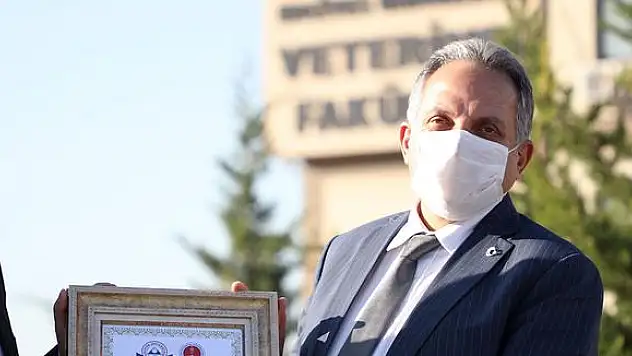 BAŞKAN YALÇIN'A 'YILIN HAYVANSEVERİ' BERATI