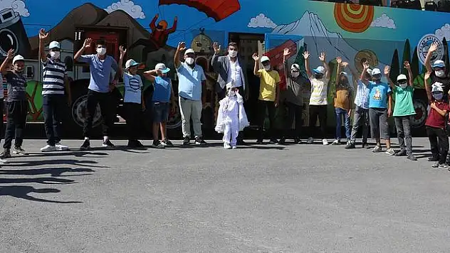 BAŞKAN YALÇIN'DAN TARLADA ÇALIŞAN ÇOCUKLARA TALAS GEZİSİ