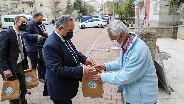 BAŞKAN YALÇIN'DAN TATLI İKRAMI