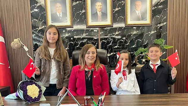 Başkan Yelkara 23 Nisan'da koltuğunu miniklere devretti