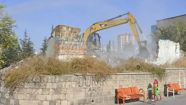 BATTALGAZİ MAHALLESİ'NDEKİ METRUK YAPILAR YIKILIYOR