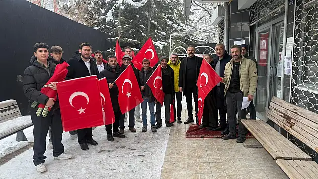 Bayrağa el uzatanlara Kayseri'den sert mesaj: Ülkü Ocakları şehri Türk bayraklarıyla donattı