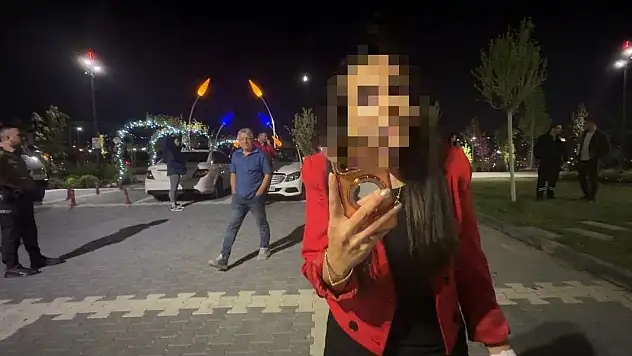 Bebeğini arabada unutan kadın sinirini gazetecilerden çıkardı