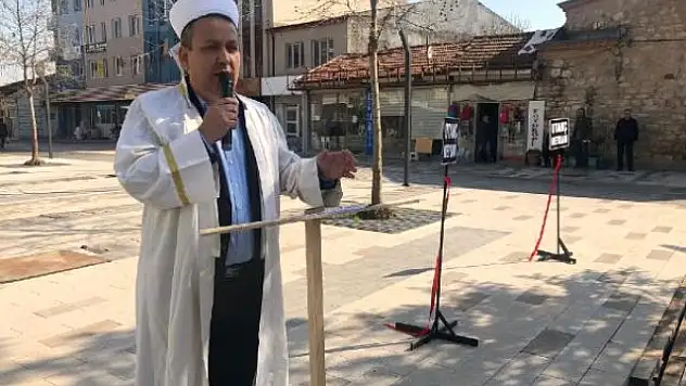 Belediye Başkan Adayından İlginç Seçim Mitingi: Cübbe Giyip Halka Seslendi