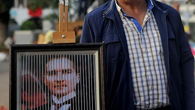 BİRİKTİRDİĞİ ATATÜRK FOTOĞRAFLARI İLE SERGİ AÇTI