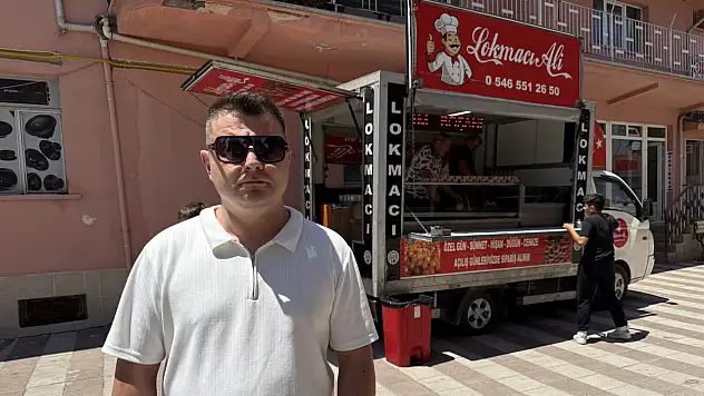 Boşanmasını lokma dağıtarak kutladı