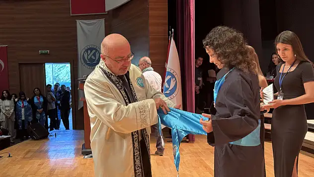 Bu üniversite kep atmıyor, şed kuşanıyor