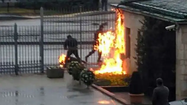 Bunalıma Giren İnşaat İşçisi, Meclis Önünde Üzerine Benzin Döküp Kendini Yaktı