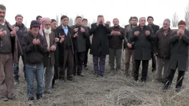 Bunu da Gördük! Köylüler Kar Duasına Çıktı