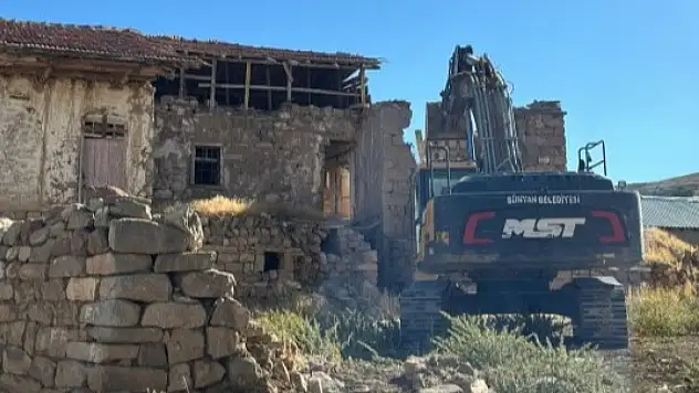 Bünyan Belediyesi harabe binaların yıkımına başladı