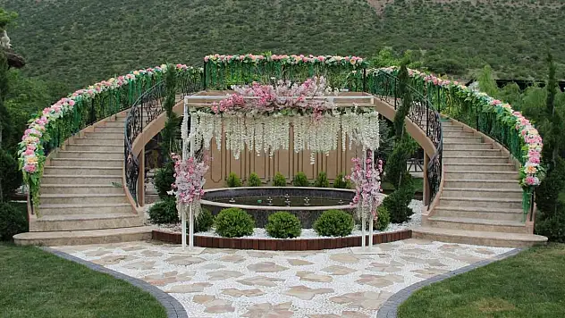 BURAK AT ÇİFTLİĞİ, KIR BAHÇESİ HİZMETİYLE DÜĞÜNLER İÇİN HAZIR