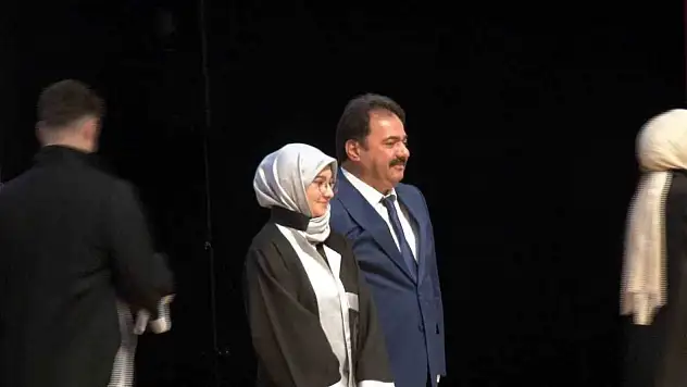 Bursa İl Emniyet Müdürü Gökce, kızına diplomasını elleriyle verdi