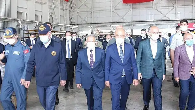 BÜYÜKKILIÇ, AFGANİSTAN TAHLİYESİ UÇUŞ EKİPLERİNİ BAKANLARLA BİRLİKTE KARŞILADI
