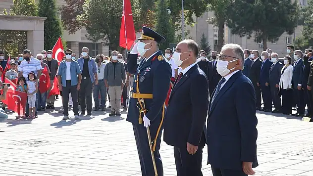 BÜYÜKKILIÇ, BÜYÜK ZAFERİN 99. YILDÖNÜMÜNÜ KUTLADI, KAHRAMAN ŞEHİTLERİ ZİYARET ETTİ