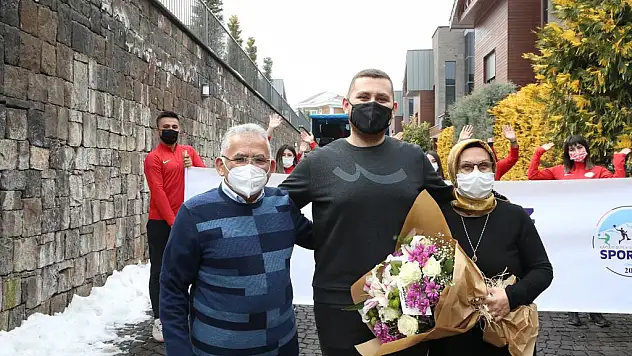 BÜYÜKKILIÇ'TAN SAĞLIK ÇALIŞANLARINA '14 MART' SÜRPRİZİ