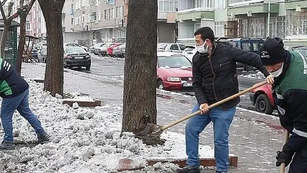 BÜYÜKŞEHİR, 16 İLÇEDE GECE BOYU KARLA MÜCADELE ETTİ