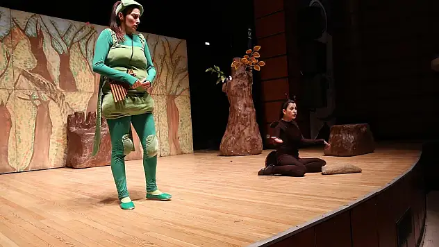 Büyükşehir Çocuk Tiyatrosu ile Minikleri Sevindiriyor.