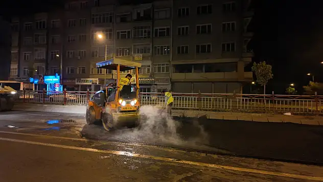 Büyükşehir'den Yoğunburç alt geçidinde gece yarısı asfalt mesaisi