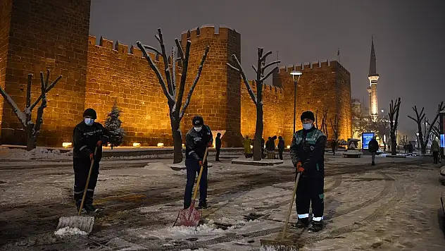 BÜYÜKŞEHİR EKİPLERİ 218 MAHALLE YOLUNU ULAŞIMA AÇTI