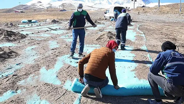BÜYÜKŞEHİR, ERCİYES'E BİYOTEKSTİL TOHUM HALISI SERDİ