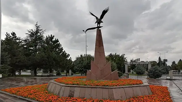 BÜYÜKŞEHİR, EYLÜL'Ü RENGÂRENK ÇİÇEKLERLE KARŞILADI