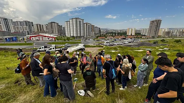 Büyükşehir'in yeşil alana yatırımları sürüyor: 300 fidan toprakla buluşturuldu