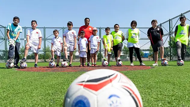 BÜYÜKŞEHİR, YAZ KIŞ DEMEDEN GENÇLERİ SPOR İLE BULUŞTURUYOR