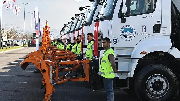 BÜYÜKŞEHİR'İN 500 MİLYON TL'LİK 58 YENİ İŞ MAKİNESİ TANITILDI