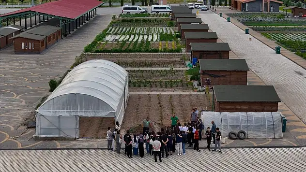 Büyükşehirin Doğal Ürünler Bahçesi'ne anlamlı ziyaret: TÜBİTAK projesiyle çevreci nesil yetişiyor