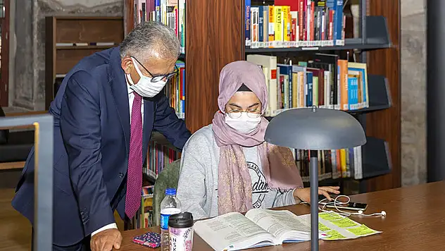 BÜYÜKŞEHİR'İN İKİ KÜTÜPHANESİNDE YENİ SAAT DÜZENLEMESİ