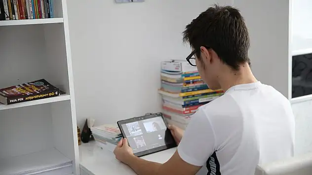 BÜYÜKŞEHİR'İN TABLETLERİ ÖĞRENCİLERE ULAŞIYOR