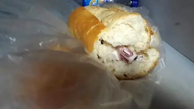 ÇALDIĞI PARAYI EKMEĞİN ARASINA KOYDU!
