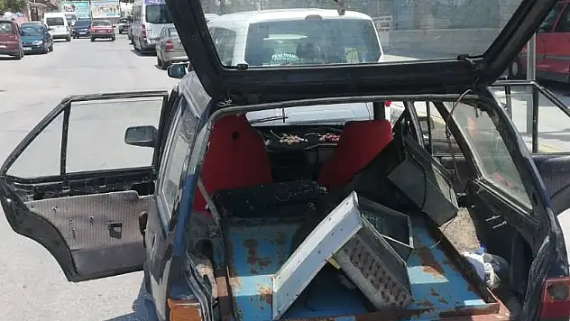 ÇALDIKLARI RÖGAR KAPAKLARINI SATAMADAN YAKALANDILAR
