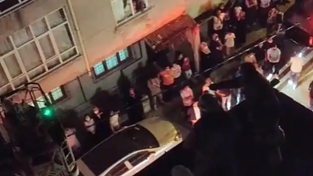 CAMDAN ATLAYAN KADIN KIL PAYI KURTULDU, VATANDAŞLAR EŞİNİ LİNÇ ETMEYE KALKTI