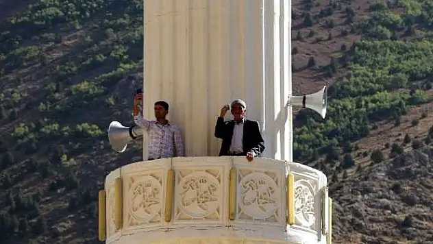 CAMİ MİNARESİNE ÇIKARAK TELEFONLA KONUŞABİLİYORLAR