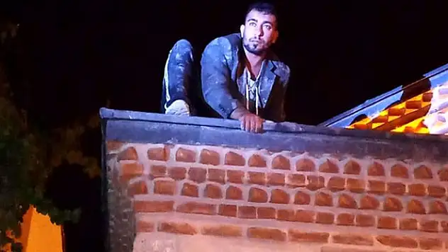 CAMİDEKİ KURŞUN LEVHALARI ÇALARKEN YAKALANDILAR!