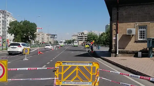 CAMİNİN MİNARESİNE YILDIRIM İSABET ETTİ, PARÇALAR YOLA SAVRULDU