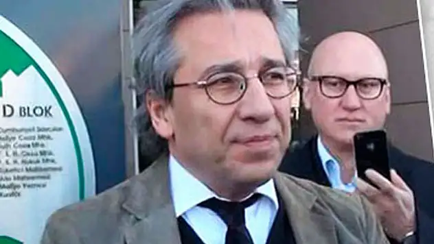 Can Dündar hakkında kırmızı bülten